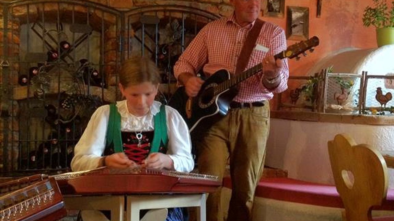 Wirt Andi und Tochter Eva beim musizieren! Wirt Andi und Tochter Eva beim musizieren!